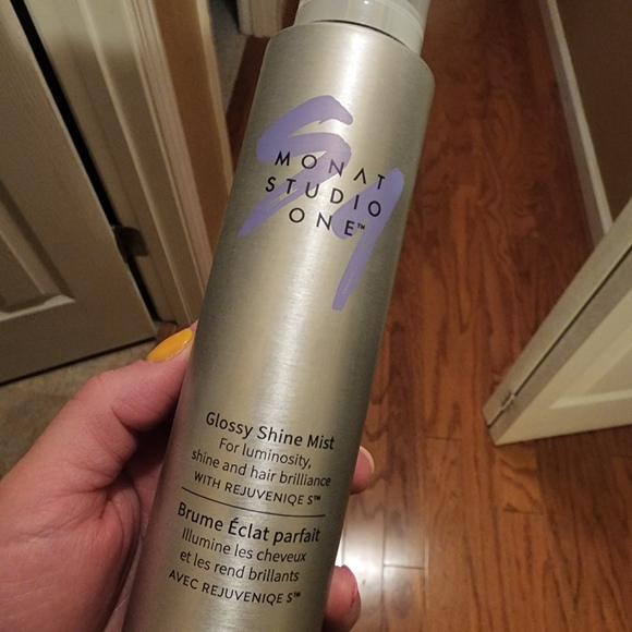 Monat Glossy Shine Mist - Picture 1 of 3